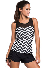 Schwarz-weißer Badeanzug mit Patchwork-Wellenmuster